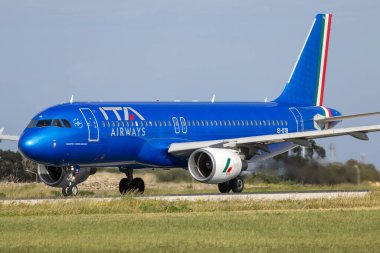 Luqa, Malta - 3 Nisan 2023: ITA Airways Airbus A320-216 (Reg. : EI-DTB) Roma Fiumicino havaalanına dönüyor.