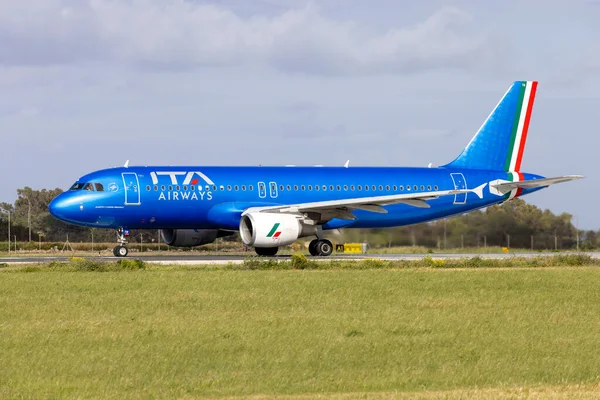 Luqa, Malta - 3 Nisan 2023: ITA Airways Airbus A320-216 (Reg. : EI-DTB) Roma Fiumicino havaalanına dönüyor.