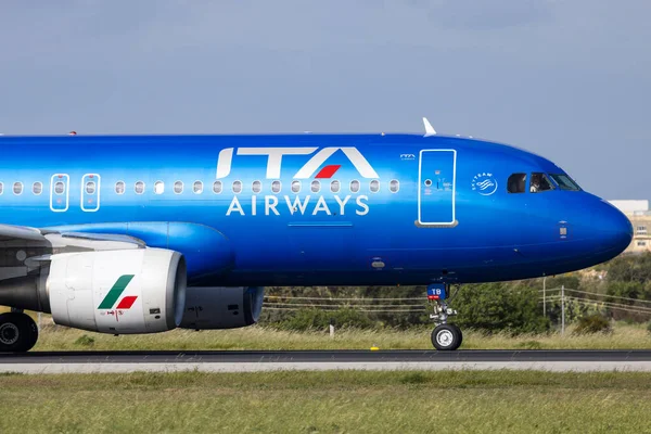 Luqa, Malta - 3 Nisan 2023: ITA Airways Airbus A320-216 (Reg. : EI-DTB) Roma Fiumicino havaalanına dönüyor.