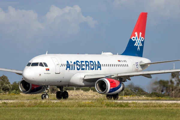 Luqa, Malta - 3 Nisan 2023: Air Serbia Airbus A319-132 (REG: YU-APD) JU893 sefer sayılı Belgrad uçağı.