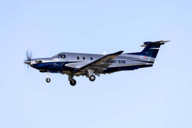 Luqa, Malta - 17 Nisan 2023: Hans Jet Pilatus PC-12-47E (Reg. : OE-EHB) final pisti 31 'de.