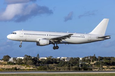 Luqa, Malta - 17 Nisan 2023: Sky Express Airbus A320-214 (REG: SX-VSL) Atina 'dan gelen beyaz bir üniformayla.