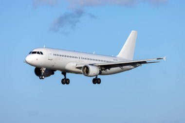 Luqa, Malta - 17 Nisan 2023: Sky Express Airbus A320-214 (REG: SX-VSL) Atina 'dan gelen beyaz bir üniformayla.