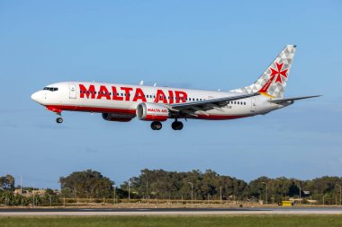 Luqa, Malta - 17 Nisan 2023: Malta Hava Boeing 737-8 MAX 200 (REG: 9H-VUE) güzel bir akşam aydınlatması ile geliyor.