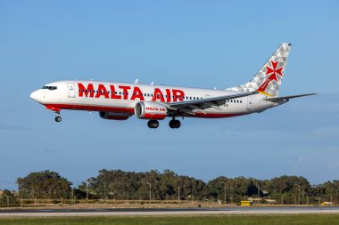 Luqa, Malta - 17 Nisan 2023: Malta Hava Boeing 737-8 MAX 200 (REG: 9H-VUE) güzel bir akşam aydınlatması ile geliyor.