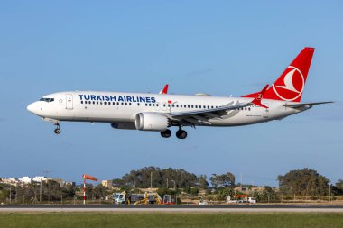 Luqa, Malta - 17 Nisan 2023: Türk Hava Yolları Boeing 737-8 MAX (REG: TC-LCH) akşam finallerinde.