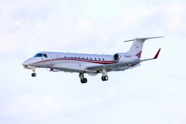 Luqa, Malta - 15 Nisan 2023: Air Hamburg Embraer EMB-135BJ Legacy 650 (REG: D-AAHO) final pisti 31.