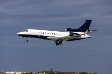 Luqa, Malta - 16 Nisan 2023: Dassault Falcon 7X (REG: G-SVNX) Hindistan 'dan 9 saatlik bir uçuştan sonra iniş yaptı.