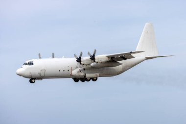 Luqa, Malta - 14 Nisan 2023: Tüm beyaz Lockheed L-100-30 Herkül (L-382G) (REG: N2679C) iniş dumanı.