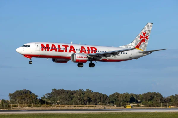 stock image Luqa, Malta - April 17, 2023: Malta Air Boeing 737-8 MAX 200 (REG: 9H-VUE) arriving in some nice evening lighting.