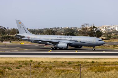 Luqa, Malta - 21 Nisan 2023: Fransız Hava Kuvvetleri Airbus A330-243 (MRTT) (Reg: MRTT068) ACM tesisinde boyandıktan sonra Malta 'dan ayrılıyor. 