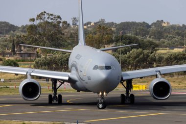 Luqa, Malta - 21 Nisan 2023: Fransız Hava Kuvvetleri Airbus A330-243 (MRTT) (Reg: MRTT068) ACM tesisinde boyandıktan sonra Malta 'dan ayrılıyor. 