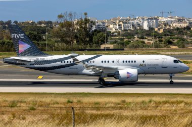 Luqa, Malta - 29 Nisan 2023: Comlux Aviation Malta Airbus A220-100 (ACJ: 9H-5VE) adaya ilk kez iniş.