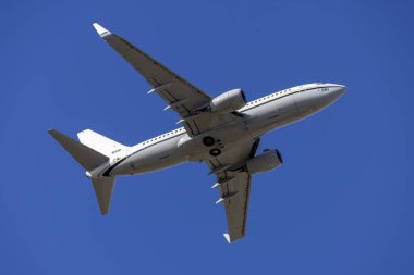 Luqa, Malta - 27 Nisan 2023: ABD Donanması Boeing C-40A Clipper (737-7AFC) (REG: 168981) Sigonella 'dan kısa bir uçuş gerçekleştirdi.