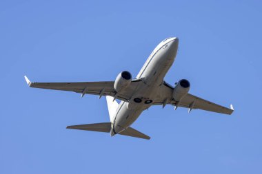 Luqa, Malta - 27 Nisan 2023: ABD Donanması Boeing C-40A Clipper (737-7AFC) (REG: 168981) Sigonella 'dan kısa bir uçuş gerçekleştirdi.