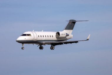 Luqa, Malta - 25 Nisan 2023: Bombacı Challenger 604 (CL-600-2B16) (REG: OE-ITH) Zürih 'ten geliyor.