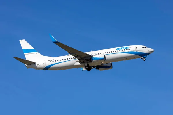 Luqa, Malta - 27 Nisan 2023: Air Boeing 737-8CX (REG: SP-ENG) Stuttgart 'a giden 13. pist.