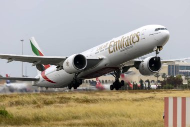 Luqa, Malta - 8 Mayıs 2023: Emirates Boeing 777-31H-ER (REG: A6-EGQ) 13. pistten havalandı.