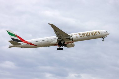 Luqa, Malta - 8 Mayıs 2023: Emirates Boeing 777-31H-ER (REG: A6-EGQ) 13. pistten havalandı.