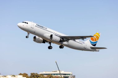 Luqa, Malta - 11 Mayıs 2023: Trade Air Airbus A320-214 (REG: 9A-BTK) bazı bakımlardan sonra kalkıyor.