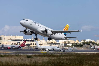 Luqa, Malta - 11 Mayıs 2023: Trade Air Airbus A320-214 (REG: 9A-BTK) bazı bakımlardan sonra kalkıyor.