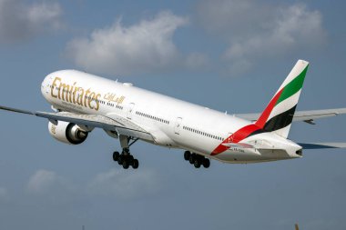Luqa, Malta - 11 Mayıs 2023: Emirates Boeing 777-31H-ER (REG: A6-ENN), Malta 'dan Larnaca' ya giden EK110 sefer sayılı uçuş için havalanmaktadır..