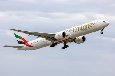 Luqa, Malta - 8 Mayıs 2023: Emirates Boeing 777-31H-ER (REG: A6-EGQ) 13. pistten havalandı.