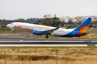 Luqa, Malta - 8 Mayıs 2023: Jet2 Tatil Boeing 737-800 (REG: G-JZBS) 13. pistten kalkıyor.