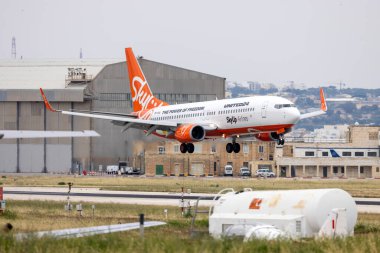 Luqa, Malta - 7 Mayıs 2023: SkyUp Airlines Boeing 737-8KN (Reg: 9H-SAU) Sicilya 'ya kısa bir uçuştan sonra Malta' ya geri dönüyor.