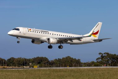 Luqa, Malta - 6 Mayıs 2023: German Airways Embraer 190LR (ERJ-190-100LR) (REG: D-AWSI) 31 numaralı pistte.