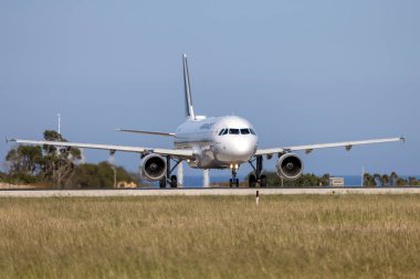 Luqa, Malta - 6 Mayıs 2023: Air France Airbus A320-214 (REG: F-HEPB) kalkış pisti 31 için hazırlanıyor.
