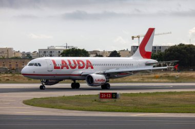 Luqa, Malta - 6 Mayıs 2023: Lauda Europe Airbus A320-214 (REG: 9H-LOU), 13 numaralı pist Delta 'ya indikten sonra taksici yoluna giriyor.