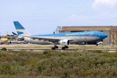 Luqa, Malta - 4 Mayıs 2023: Aerolineas Argentinas Airbus A330-202 (REG: LV-karargah) Buenos Aires 'ten doğrudan uçakla geldi..