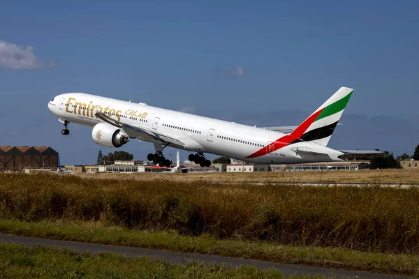 Luqa Malta Mayo 2023 Emirates Boeing 777 31H Reg Enn Imágenes de stock libres de derechos
