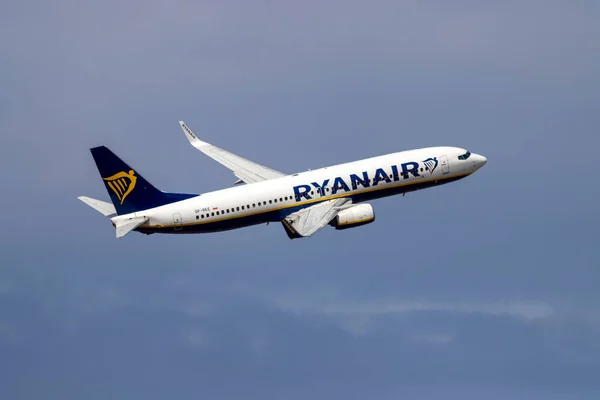 Luqa, Malta - 30 Mayıs 2023: Ryanair Boeing 737-8AS (REG: SP-RKE) 13. piste tırmanıyor.