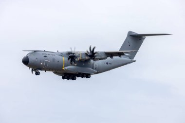 Luqa, Malta - 10 Haziran 2023: İngiliz Hava Kuvvetleri (RAF) Airbus A400M-180 (REG: ZM418) bir gece durağı için iniyor.