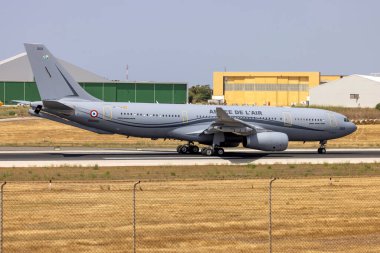 Luqa, Malta - 22 Haziran 2023: Fransız Hava Kuvvetleri Airbus A330-243 (MRTT) Phenix (Reg: MRTT069) ACM Tesislerinde boyandıktan sonra Malta 'dan ayrıldı.