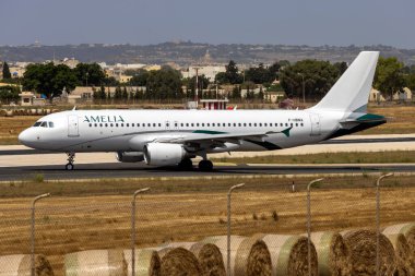 Luqa, Malta - 24 Haziran 2023: Amelia Airbus A320-214 (REG: F-HBNA), kalkış için Charlie taksisini hazırlıyor.