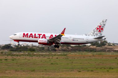 Luqa, Malta - 23 Haziran 2023: Malta Hava Boeing 737-8 MAX 200 (REG: 9H-VUC) akşam saatlerinde iniş.