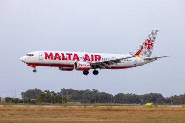 Luqa, Malta - 23 Haziran 2023: Malta Hava Boeing 737-8 MAX 200 (REG: 9H-VUC) akşam saatlerinde iniş.