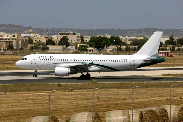 马耳他卢卡 2023年6月24日 Amelia空中客车A320 214 Reg Hbna 在查理对开滑行道等待起飞 — 图库照片
