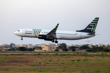 Luqa, Malta - 24 Haziran 2023: Airseven (Kopenhag Hava Taksisi) Boeing 737-8FZ (REG: OY-ASD) günün son ışıklarıyla geliyor.