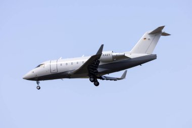 Luqa, Malta - 26 Haziran 2023: Air Independence Bombardier Challenger 604 (CL-600-2B16) (REG: D-AAAY) 31 numaralı pistte.