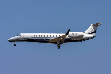 Luqa, Malta - 26 Haziran 2023: Air Pink Embraer Legacy 600 (EMB-135BJ) (REG: YU-PEE) 31 nolu pist için final.