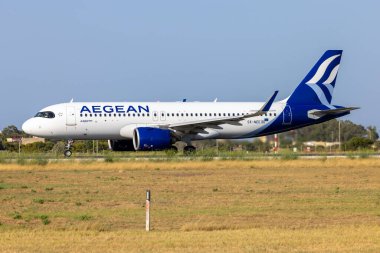 Luqa, Malta - 25 Haziran 2023: Ege Havayolları Airbus A320-271N (REG: SX-NEE) Atina 'ya dönüş yolculuğuna başlıyor.