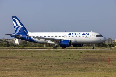 Luqa, Malta - 25 Haziran 2023: Ege Havayolları Airbus A320-271N (REG: SX-NEE) Atina 'ya dönüş yolculuğuna başlıyor.
