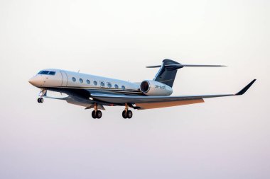 Luqa, Malta - 28 Haziran 2023: Flex Jet Gulfstream Aerospace G650 (G-VI) (Reg. : 9H-648FX) İniş pisti 31 akşam.