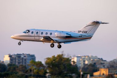 Luqa, Malta - 28 Haziran 2023: Hawker Beechcraft 400XP (REG: SP-EAK) finallerde güneş ufukta batarken.