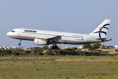 Luqa, Malta - 26 Haziran 2023: Aegean Airlines Airbus A320-232 (Reg. : SX-DVK) hala eski renk şemasında.