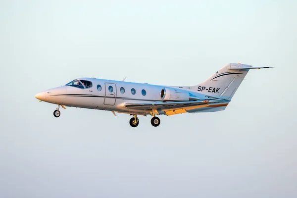 Luqa, Malta - 28 Haziran 2023: Hawker Beechcraft 400XP (REG: SP-EAK) finallerde güneş ufukta batarken.